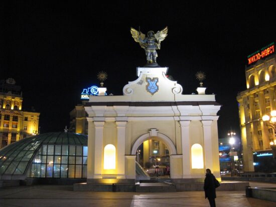 Памятник Архангелу Михаилу в Киеве