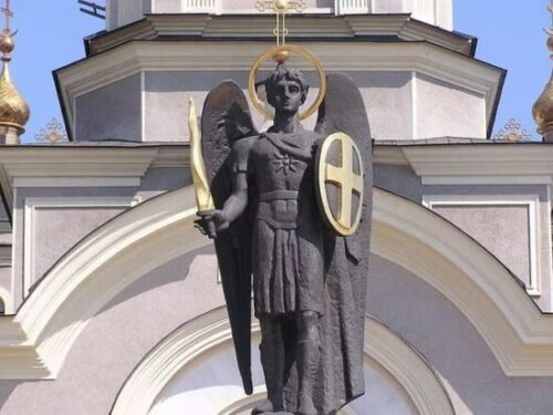 Бронзовая статуя архангела Михаила - скульптура работы Георгия Куравского