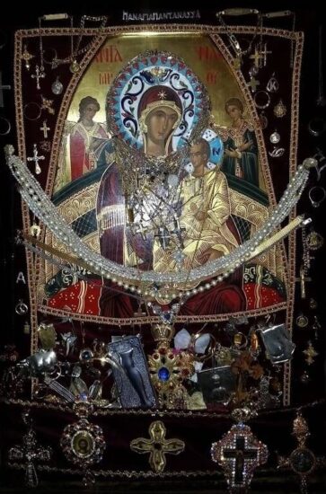 Перед чудотворной иконой Богородицы «Всецарица» молятся об исцелении от рака