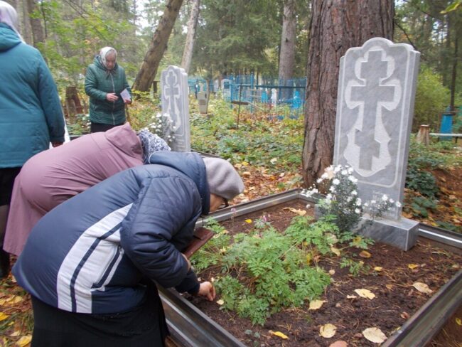 Лития по усопшим, совершаемая мирянами на кладбище и дома