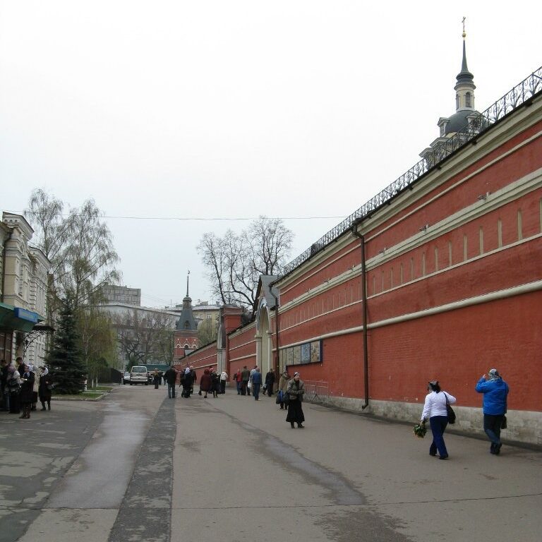 Стена Покровской обители в Москве, за которой покоятся мощи святой Матронушки