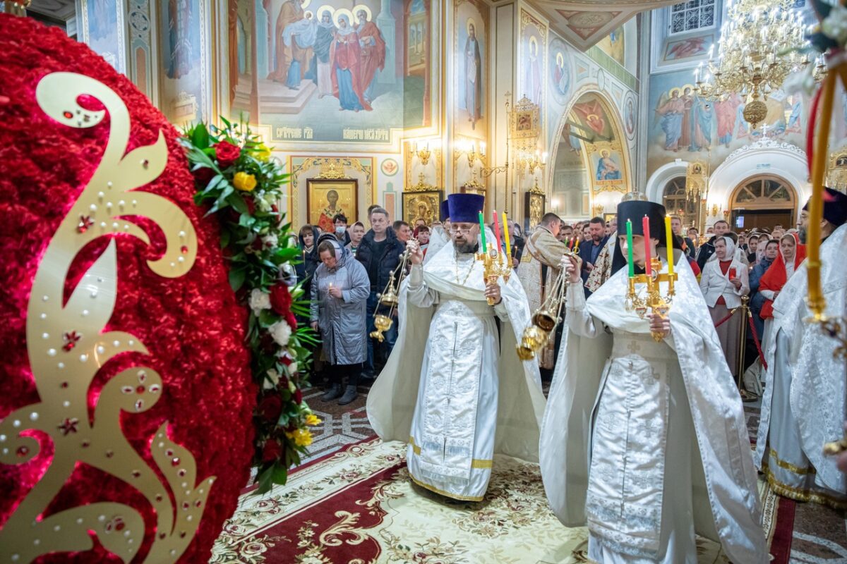 Пасхальное богослужение в храме: как проходит, сколько длится, в чем суть - простым языком о главном православном Празднике