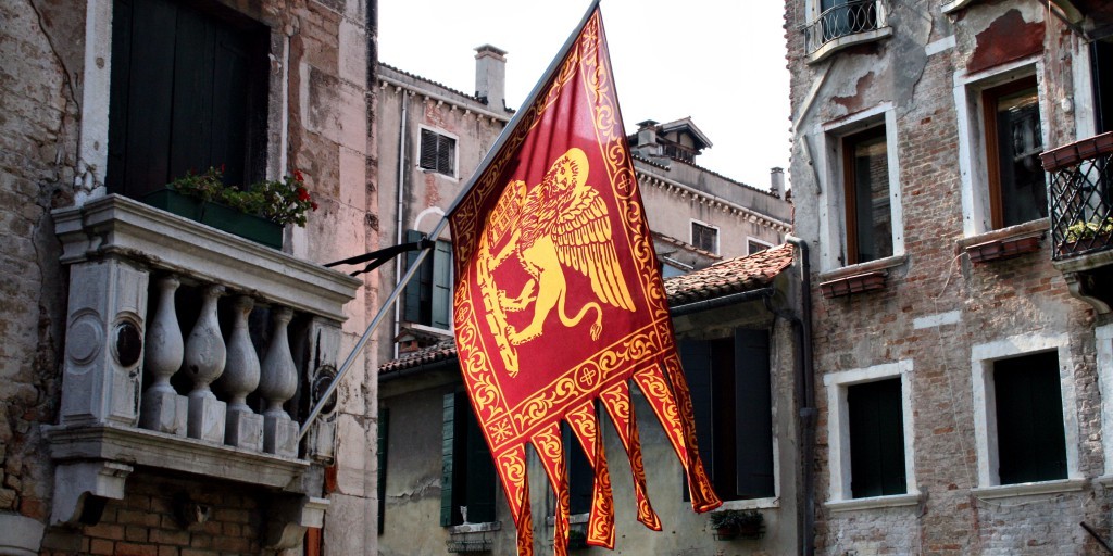 Лев -символ евангелиста Марка на флаге Венеции