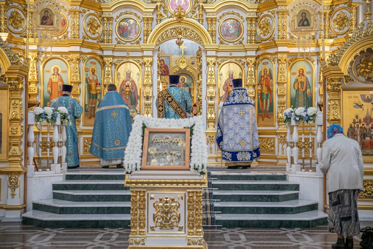 Цвет облачений священников в храме на Покров -голубой или синий