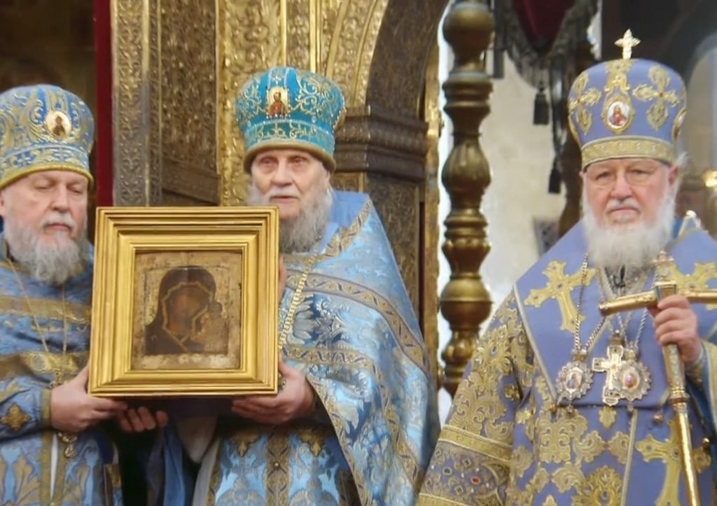 Патриарх Кирилл и Казанская икона 16 века, с которой Минин и Пожарский освобождали Москву